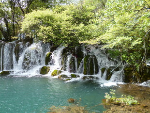 秀丽山林间的清澈瀑布景观