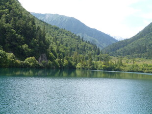 山间幽蓝湖泊美景