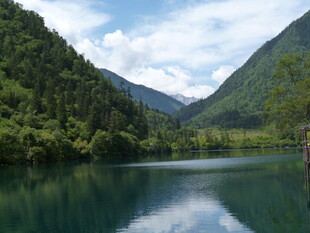 青山绿水间的静谧湖泊