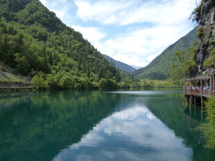 青山绿水间的静谧湖泊