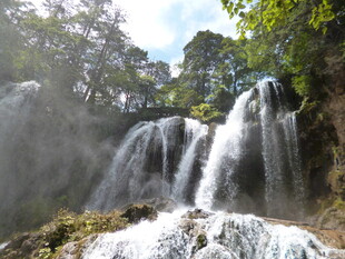 壮观山林瀑布景观