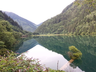 静谧山水间的碧绿湖泊