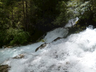 山间溪流瀑布景观图