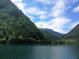 青山绿水间的宁静湖泊