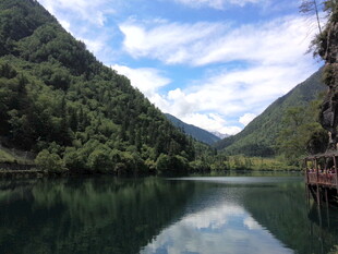 青山绿水间的宁静湖泊