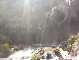 阳光洒落山间瀑布美景