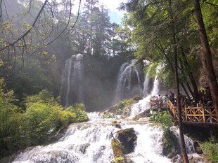 山林间的秀丽瀑布景观