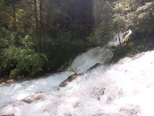 山间湍急溪流瀑布景观