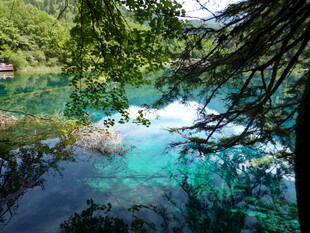 梦幻蓝绿相间的清澈湖水