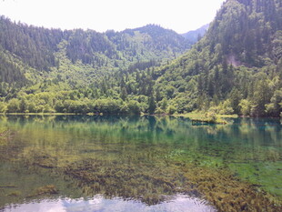 秀丽山水间的澄澈湖泊