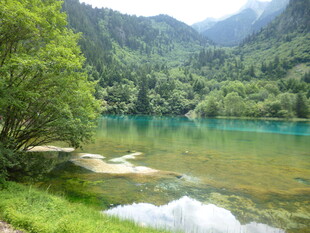 青山绿水间的秀丽湖泊