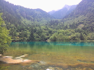 九寨沟的秀丽湖光山色