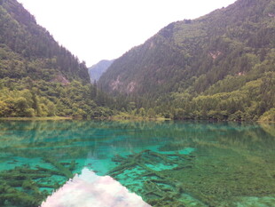 清澈碧绿的山间湖泊