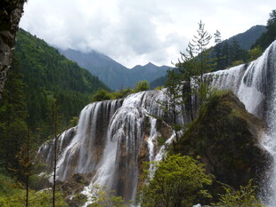 山间壮丽瀑布景观