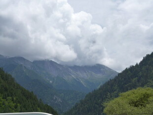 山间云雾缭绕的秀丽景致