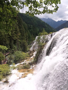 山间壮丽瀑布景观