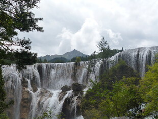 壮观瀑布与葱郁山林景观