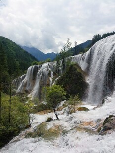 壮丽山间瀑布景观