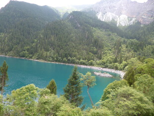 青山环抱的幽蓝湖泊