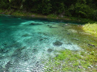 清澈蓝绿湖水与岸边景致