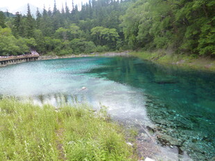 山间碧绿清澈的美丽湖泊