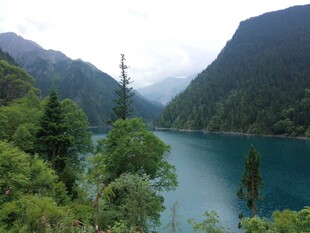 秀丽山水间的静谧湖泊