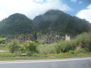 公路旁的山间古老建筑