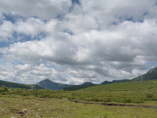 草原山峦间的蓝天白云