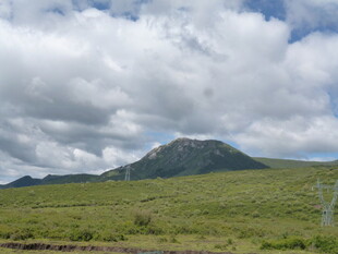 草原山峦间的壮阔风光