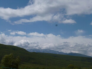 蓝天白云下的翠绿山峦