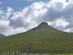 青山蓝天间的秀丽山峰
