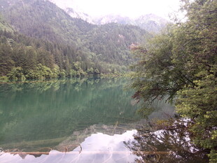 山间碧绿湖水自然美景