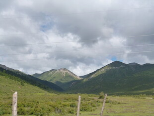 草原山峦间的自然景致