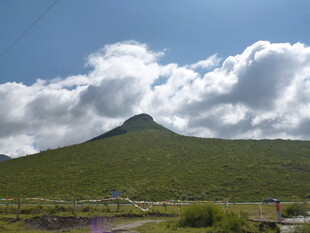 青山蓝天间的壮美风光