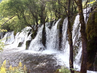 林间壮观瀑布美景
