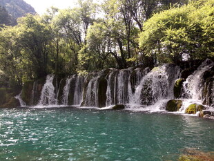 秀丽山水瀑布景观