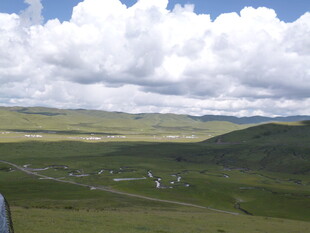 草原风光下的村落景色