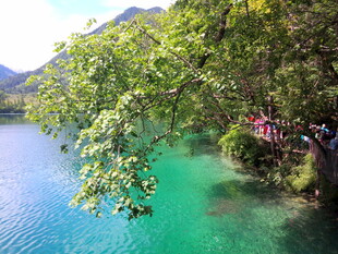 青山绿水间的秀丽湖景