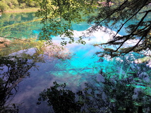 梦幻蓝绿色清澈湖水美景