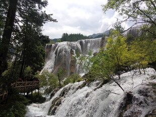 山间瀑布旁的自然景致