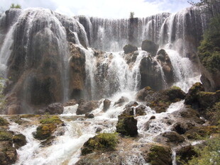 壮观瀑布下的嶙峋怪石