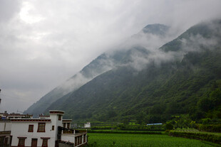 云雾缭绕的山间村落