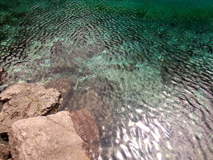 清澈水底的石块与波纹