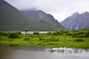 山间湖畔的徒步者