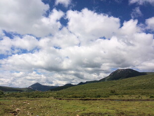 草原山峦间的蓝天白云
