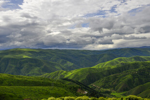 山峦云海间的翠绿景致