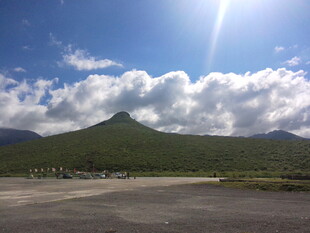蓝天青山下的开阔场地