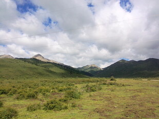 草原山峦间的蓝天白云