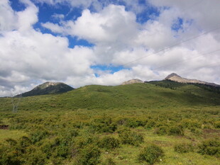 青山绿野间的蓝天白云