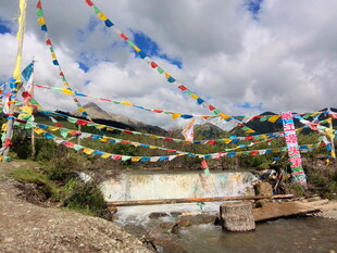 河畔飘扬的多彩经幡